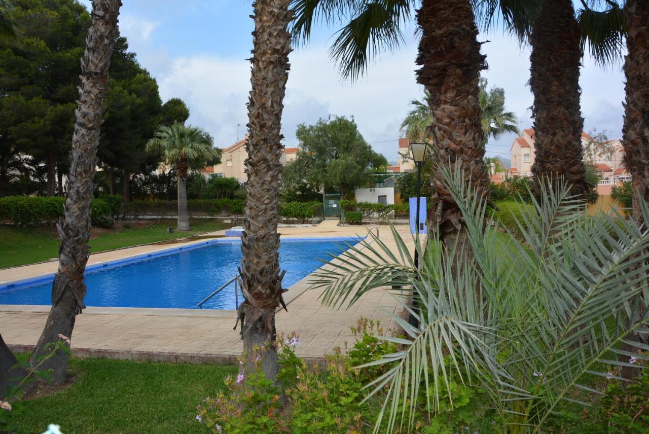 Palmeras, Piscina, Campo De Futbol Y Jardin Privados