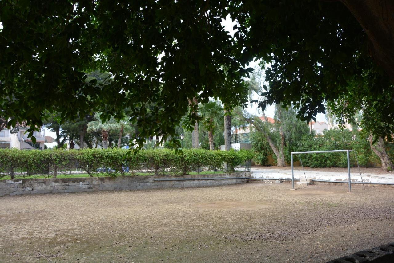 Palmeras, Piscina, Campo De Futbol Y Jardin Privados